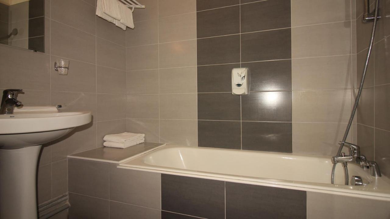 Logis Hotel Lodge La Valette Сессон-Севинье Экстерьер фото